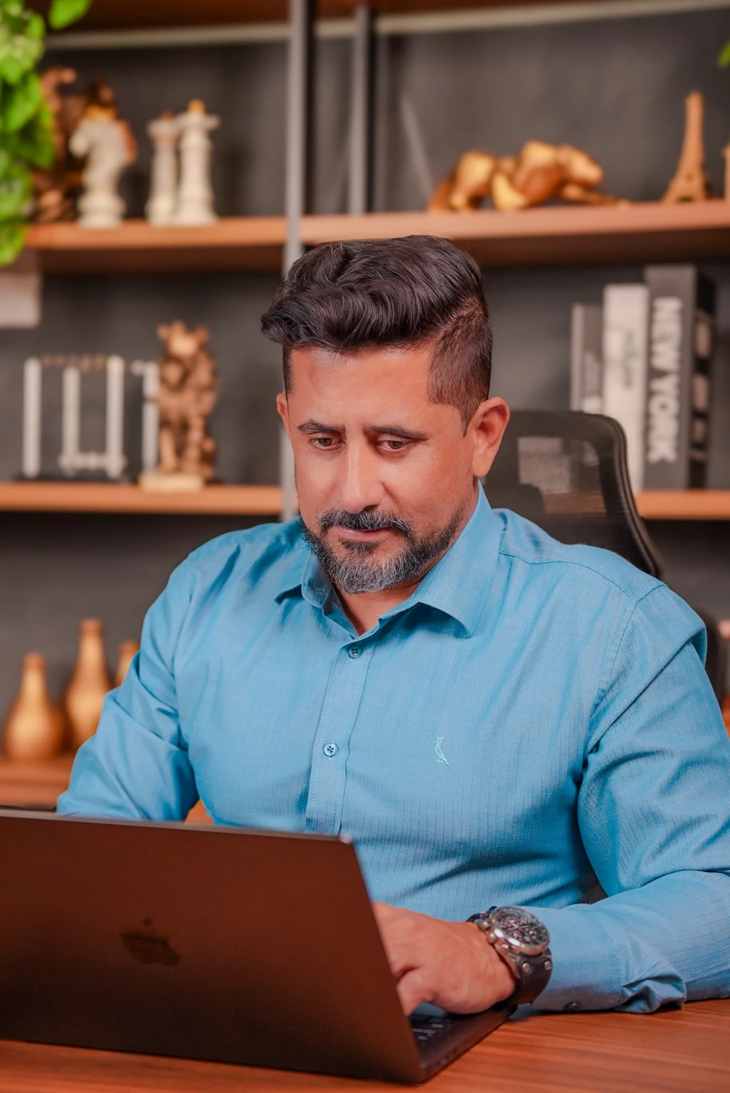 Fernando Rodrigues de Paula trabalhando em seu escritório, diante do notebook