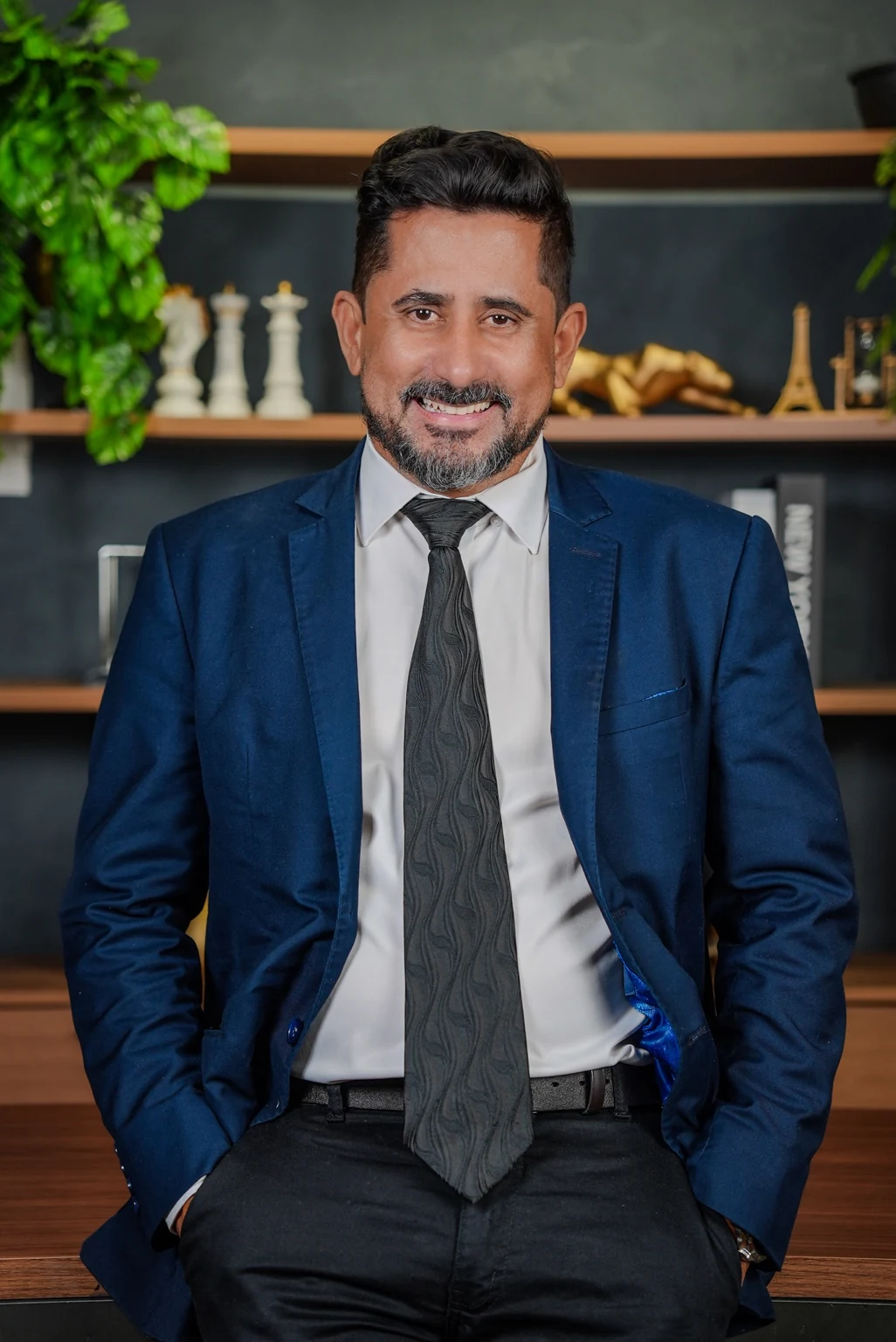 Fernando Rodrigues de Paula sorrindo, de terno, no escritório